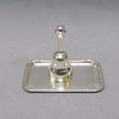 Set aus kleinem Tablett und Glocke aus Sterlingsilber, Spanien, 20. Jahrhundert.