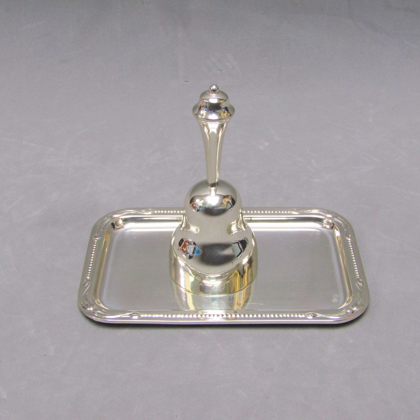 Conjunto de Bandejita y Campanilla en Plata de Ley. España, siglo XX. Conjunto de Bandejita y Campanilla en Plata de Ley. España, siglo XX.
