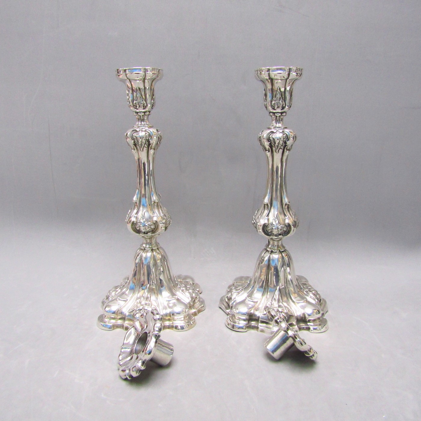 Pareja de Candeleros estilo Luis XV en Plata de Ley. España, siglo XIX. Pareja de Candeleros estilo Luis XV en Plata de Ley. España, siglo XIX.