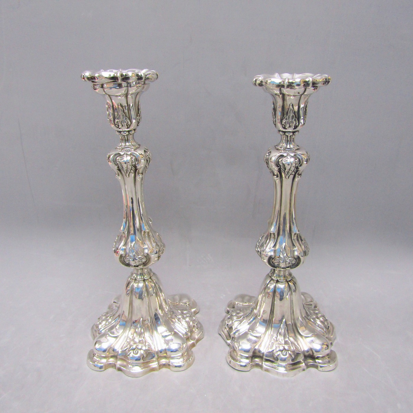 Pareja de Candeleros estilo Luis XV en Plata de Ley. España, siglo XIX. Pareja de Candeleros estilo Luis XV en Plata de Ley. España, siglo XIX.