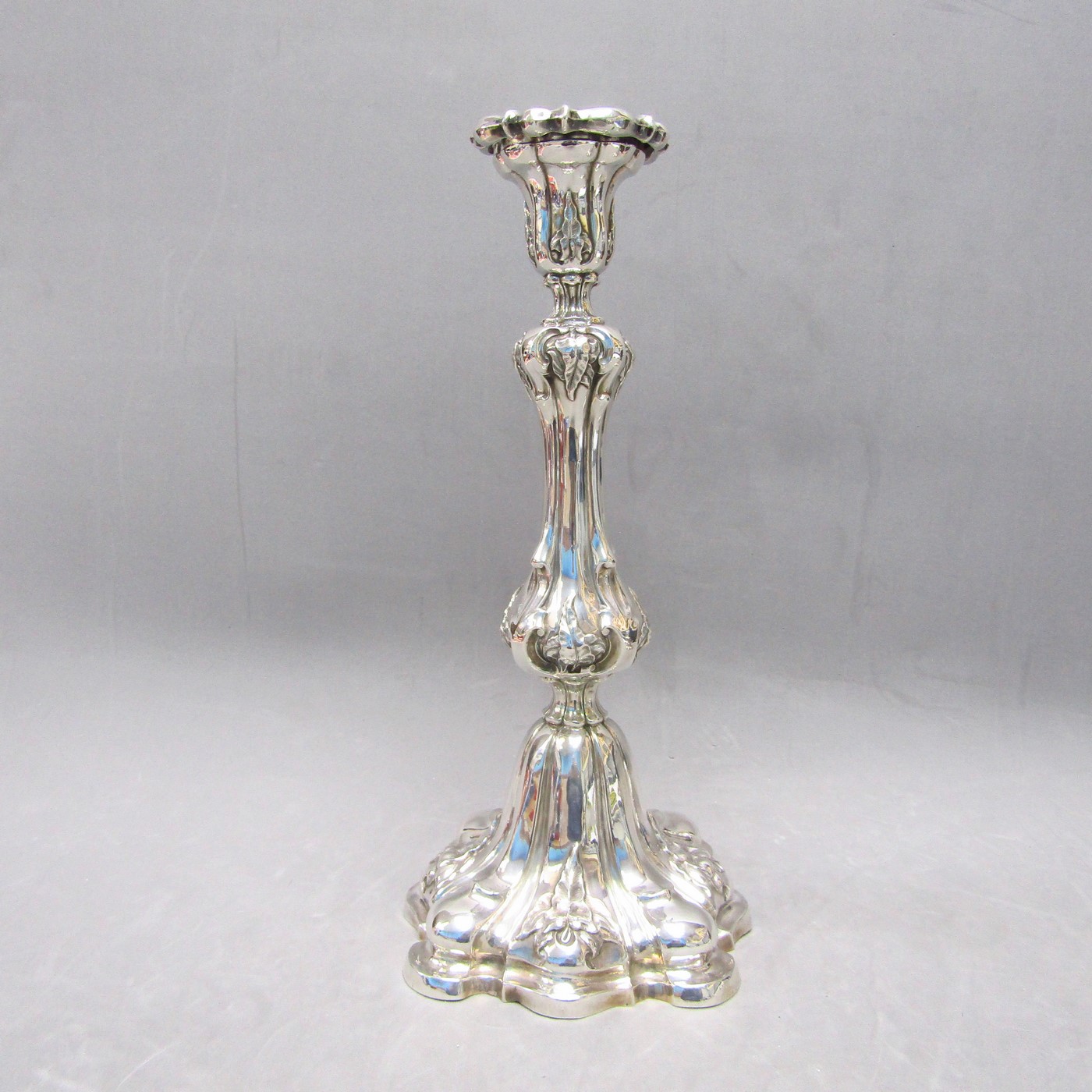 Pareja de Candeleros estilo Luis XV en Plata de Ley. España, siglo XIX. Pareja de Candeleros estilo Luis XV en Plata de Ley. España, siglo XIX.