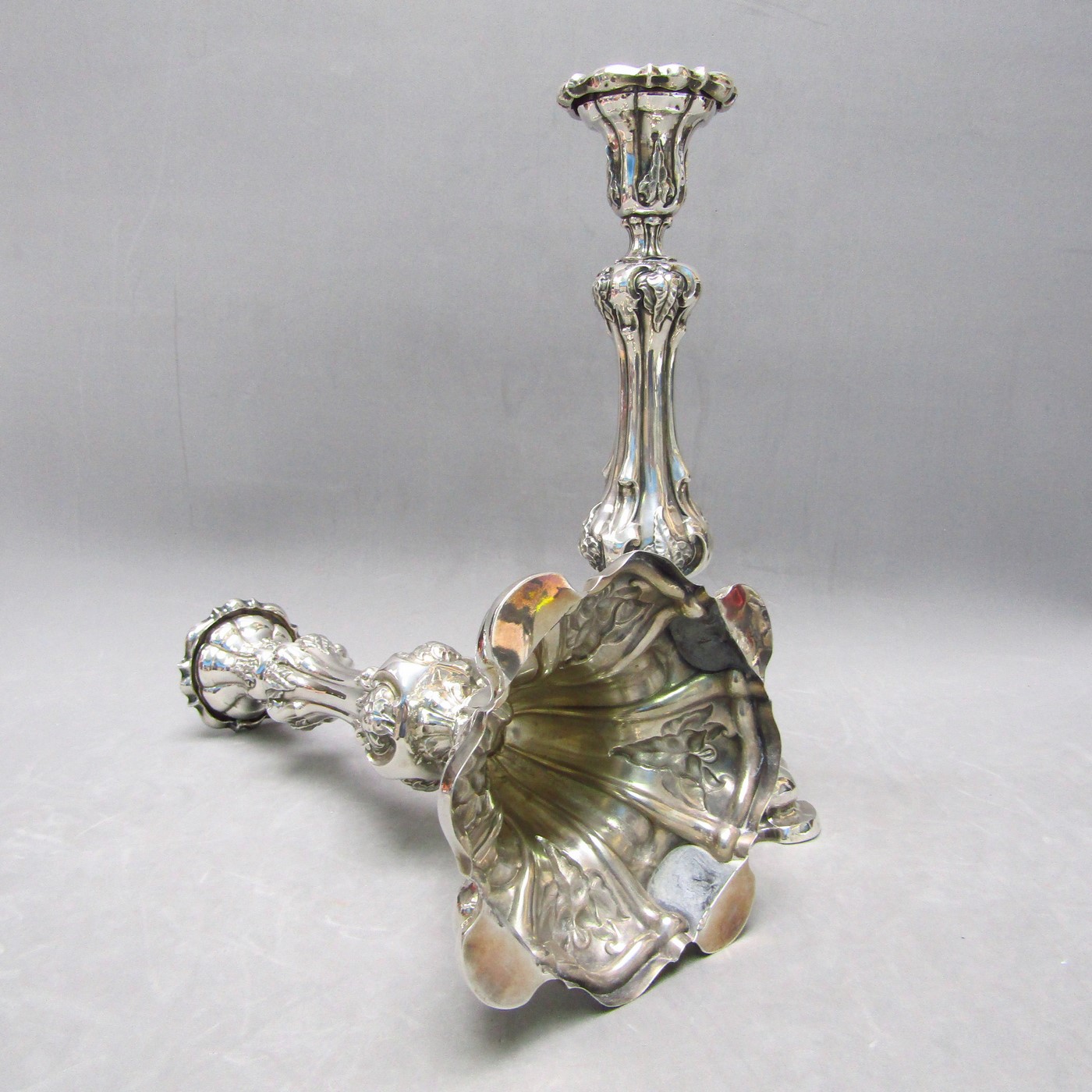 Pareja de Candeleros estilo Luis XV en Plata de Ley. España, siglo XIX. Pareja de Candeleros estilo Luis XV en Plata de Ley. España, siglo XIX.