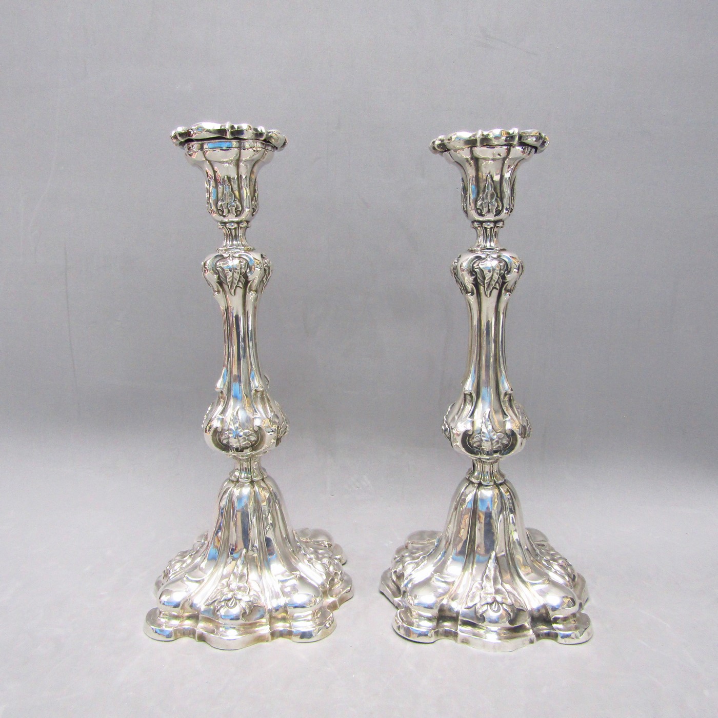 Pareja de Candeleros estilo Luis XV en Plata de Ley. España, siglo XIX. Pareja de Candeleros estilo Luis XV en Plata de Ley. España, siglo XIX.