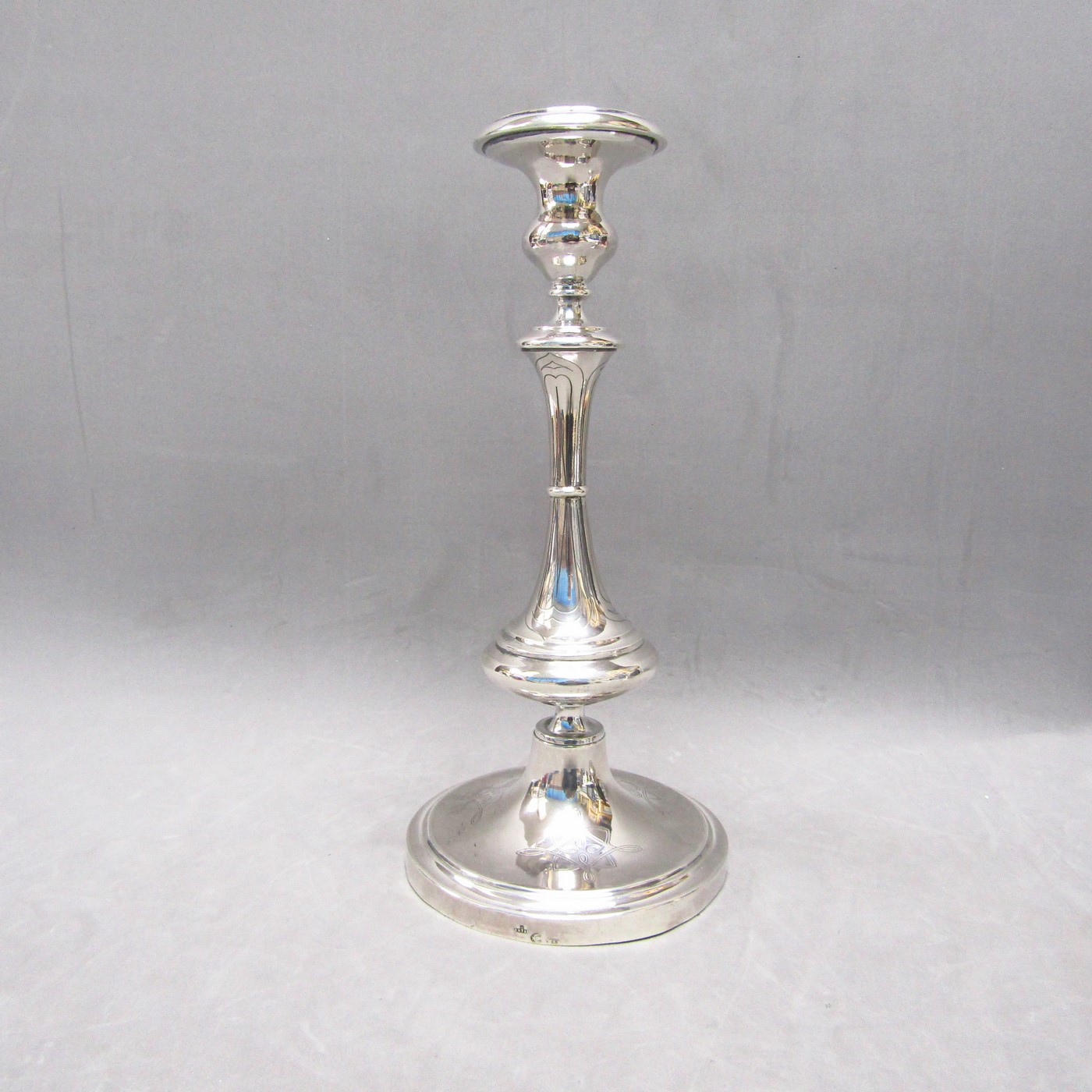 ByR. Pareja de candeleros en Plata de Ley. España, siglo XX. ByR. Pareja de candeleros en Plata de Ley. España, siglo XX.