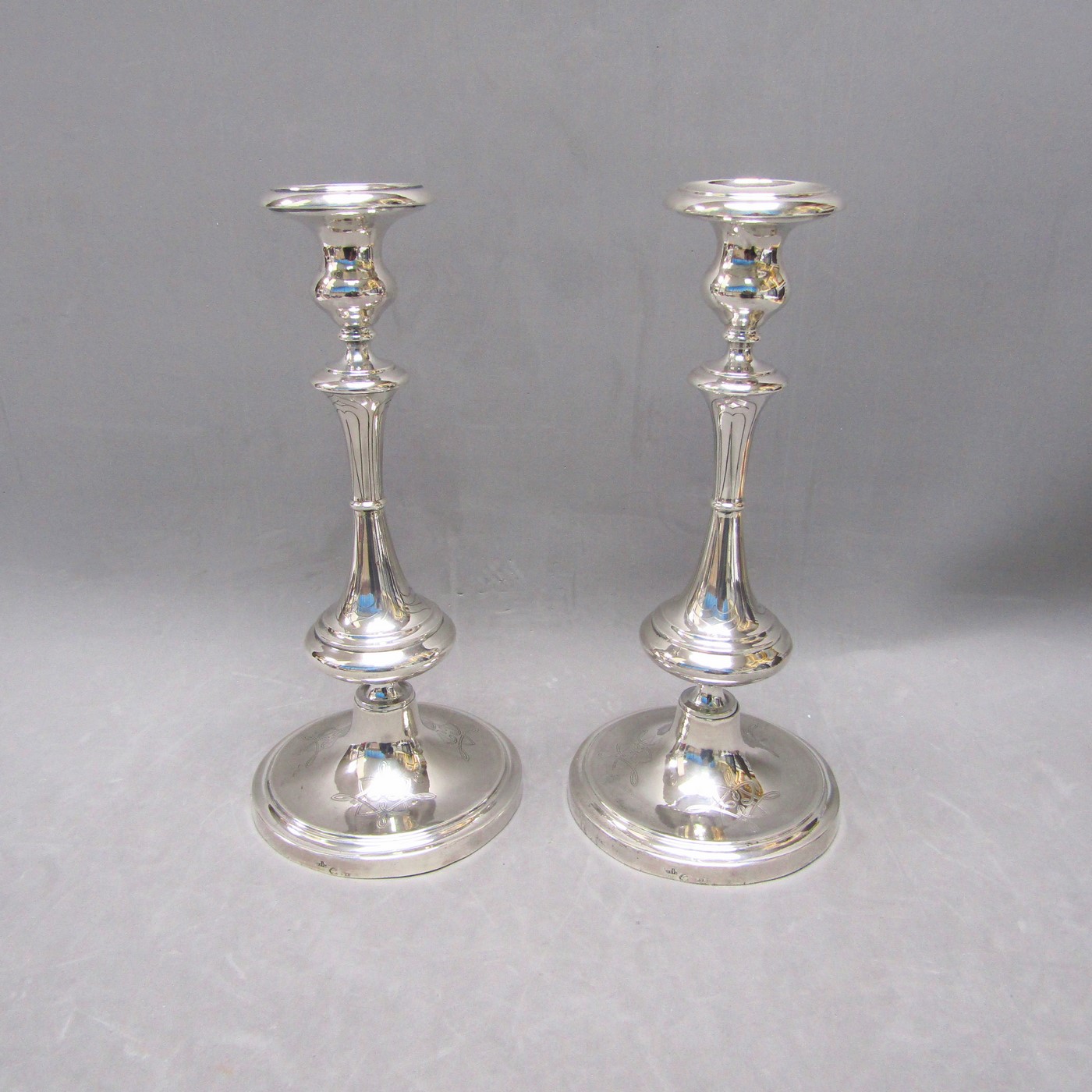 ByR. Pareja de candeleros en Plata de Ley. España, siglo XX. ByR. Pareja de candeleros en Plata de Ley. España, siglo XX.