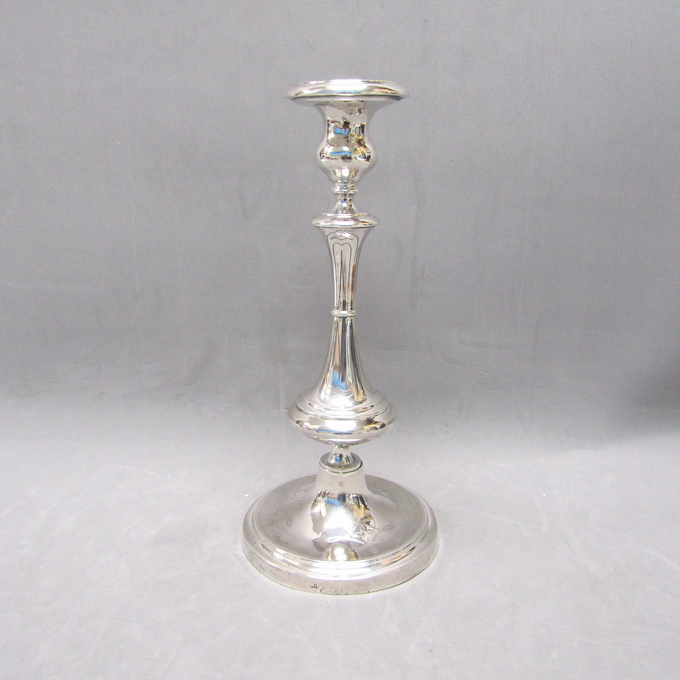 ByR. Pareja de candeleros en Plata de Ley. España, siglo XX. ByR. Pareja de candeleros en Plata de Ley. España, siglo XX.