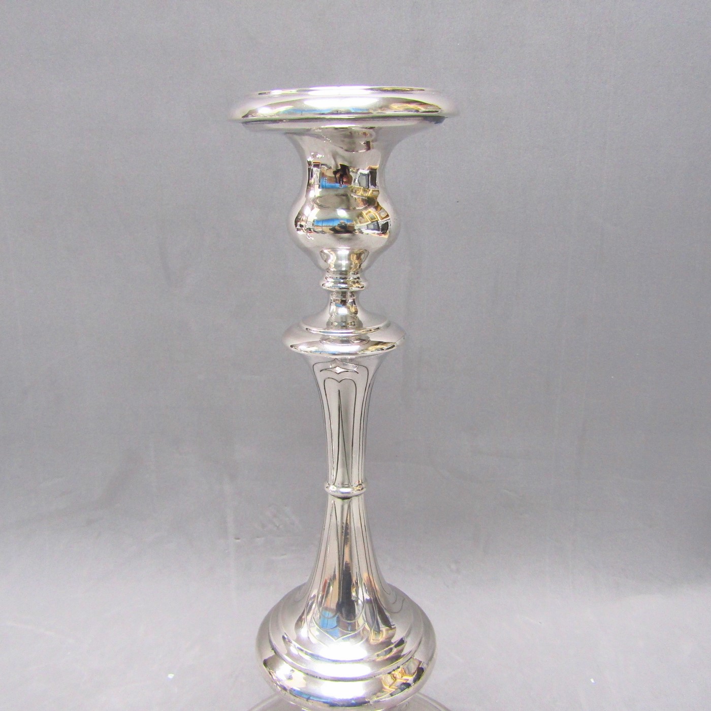 ByR. Pareja de candeleros en Plata de Ley. España, siglo XX. ByR. Pareja de candeleros en Plata de Ley. España, siglo XX.