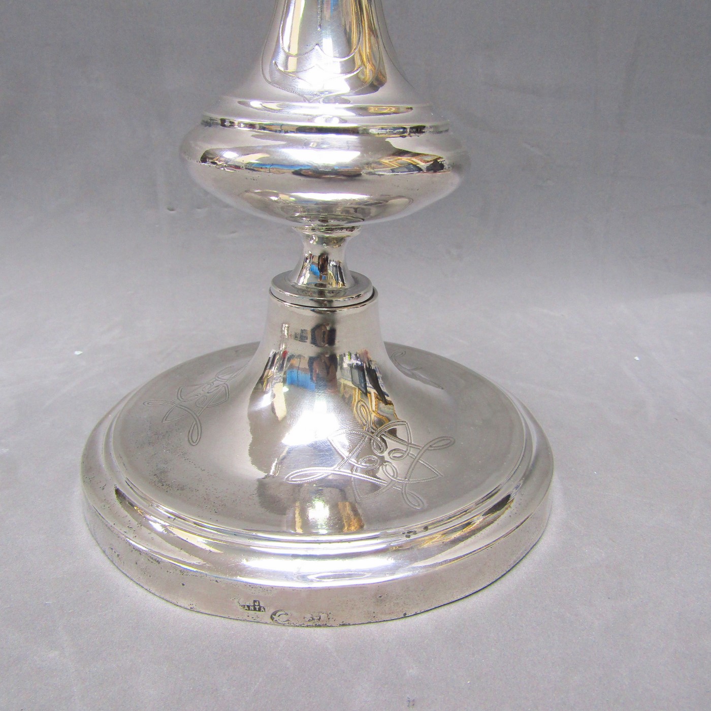 ByR. Pareja de candeleros en Plata de Ley. España, siglo XX. ByR. Pareja de candeleros en Plata de Ley. España, siglo XX.