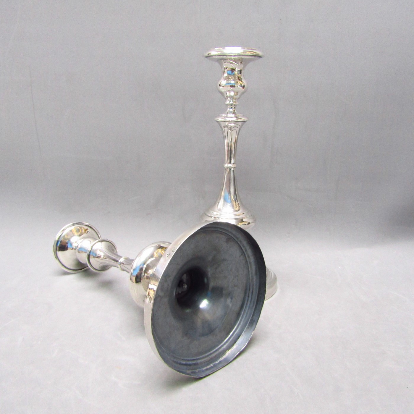 ByR. Pareja de candeleros en Plata de Ley. España, siglo XX. ByR. Pareja de candeleros en Plata de Ley. España, siglo XX.