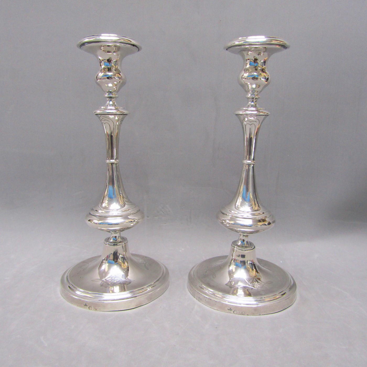 ByR. Pareja de candeleros en Plata de Ley. España, siglo XX. ByR. Pareja de candeleros en Plata de Ley. España, siglo XX.