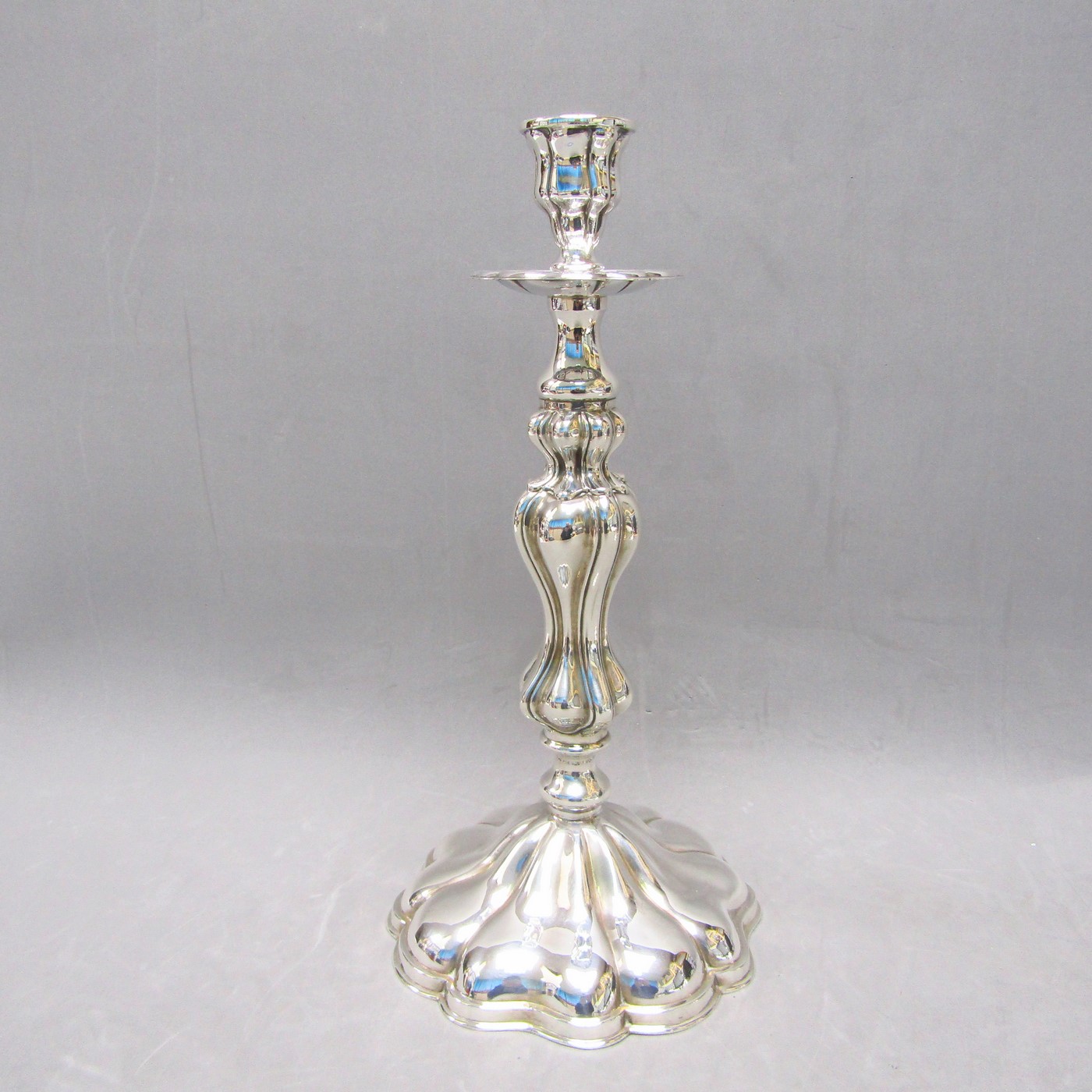 MONTEJO. Pareja de candeleros en Plata de Ley. España, siglo XX. MONTEJO. Pareja de candeleros en Plata de Ley. España, siglo XX.