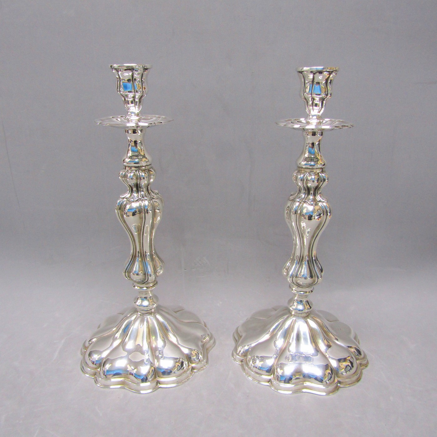 MONTEJO. Pareja de candeleros en Plata de Ley. España, siglo XX. MONTEJO. Pareja de candeleros en Plata de Ley. España, siglo XX.
