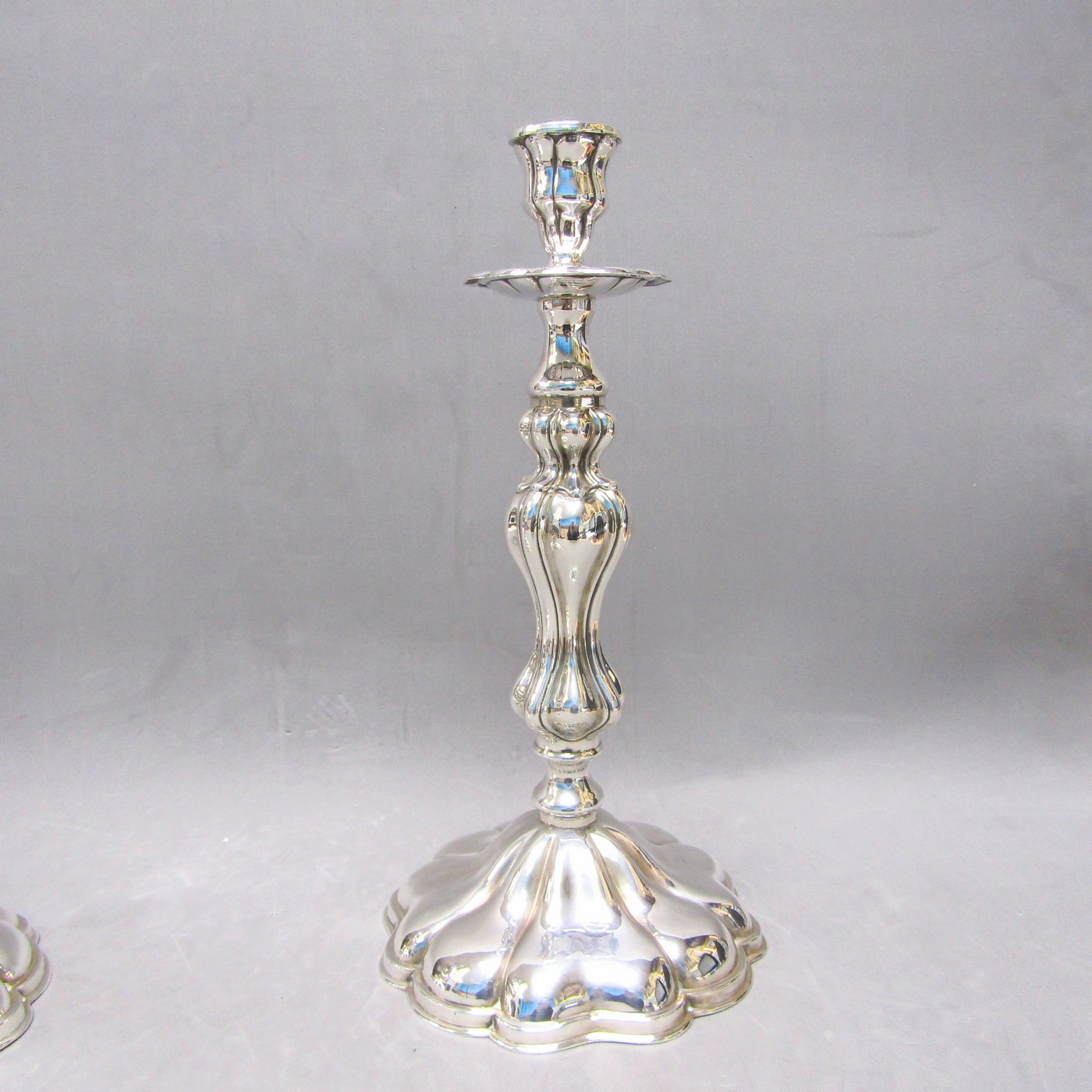 MONTEJO. Pareja de candeleros en Plata de Ley. España, siglo XX. MONTEJO. Pareja de candeleros en Plata de Ley. España, siglo XX.
