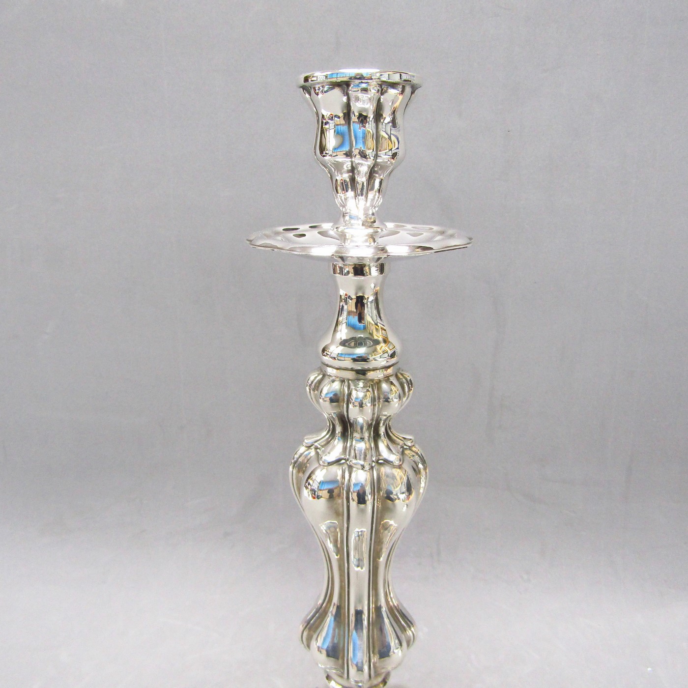 MONTEJO. Pareja de candeleros en Plata de Ley. España, siglo XX. MONTEJO. Pareja de candeleros en Plata de Ley. España, siglo XX.