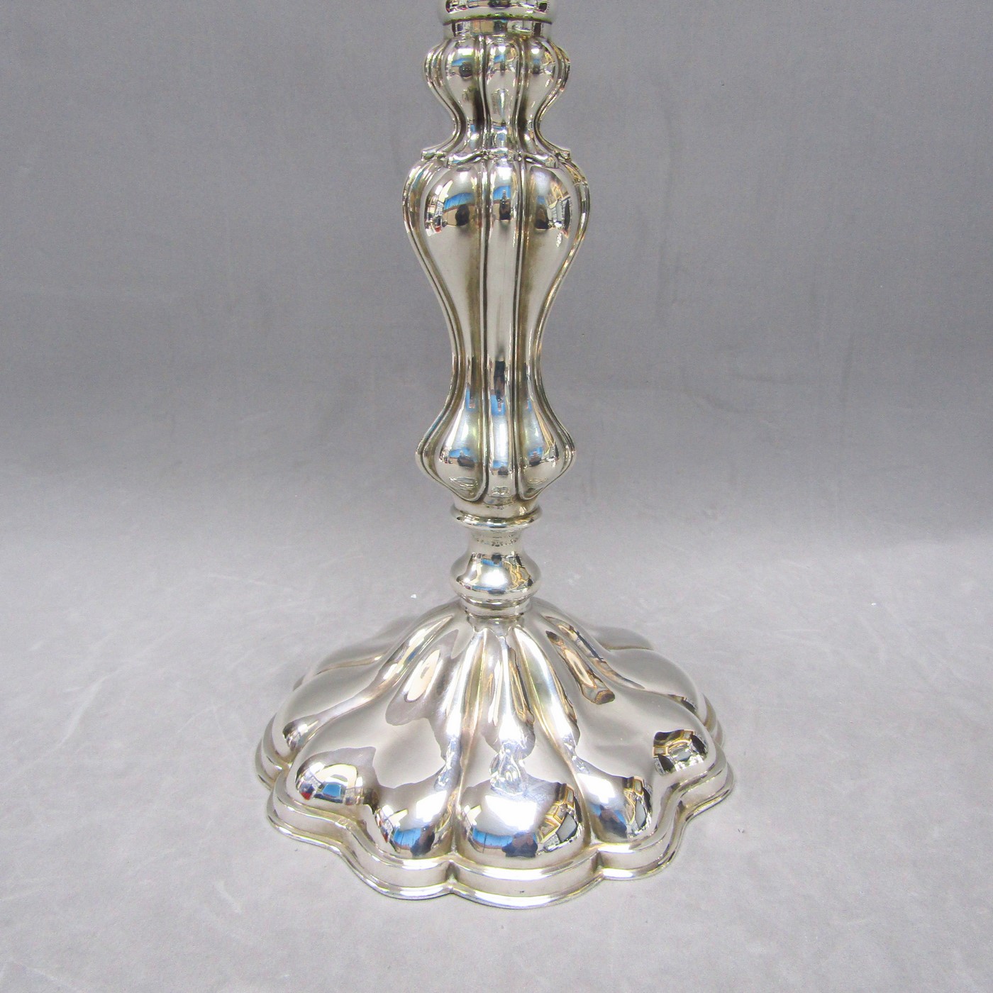 MONTEJO. Pareja de candeleros en Plata de Ley. España, siglo XX. MONTEJO. Pareja de candeleros en Plata de Ley. España, siglo XX.