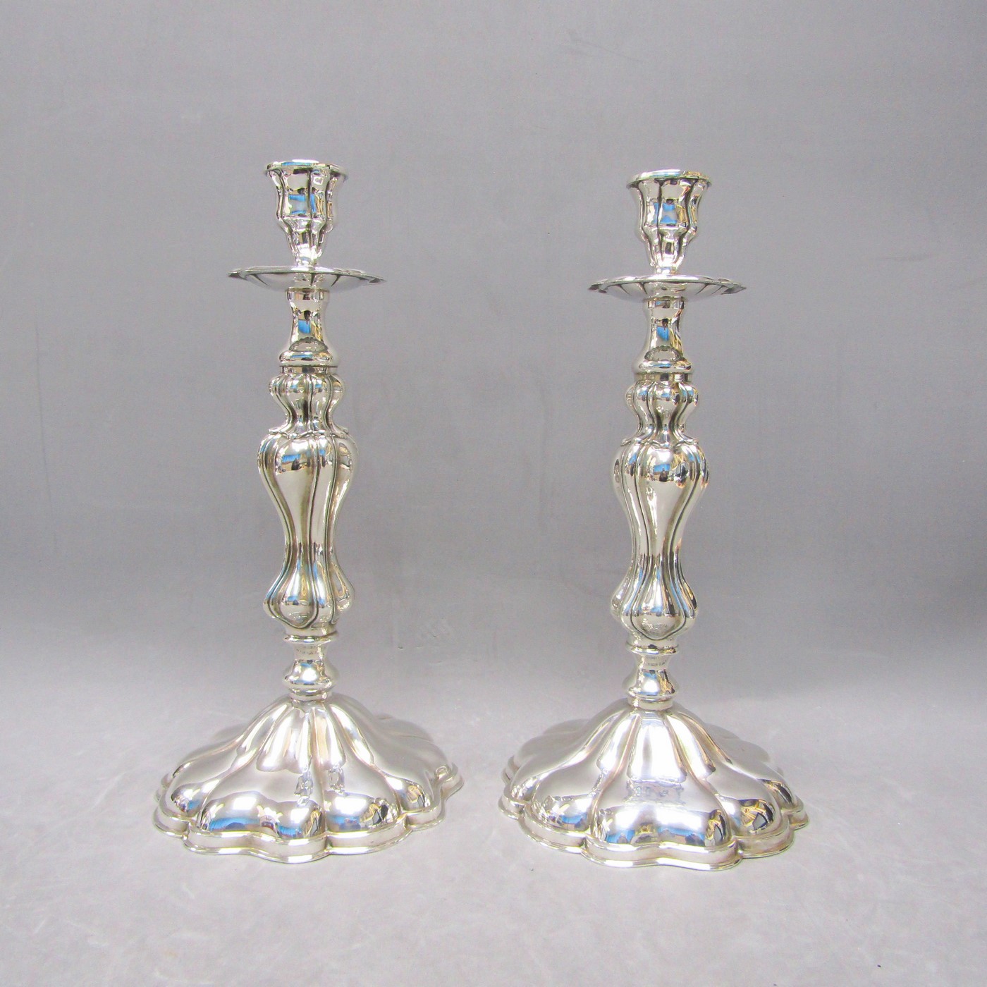 MONTEJO. Pareja de candeleros en Plata de Ley. España, siglo XX. MONTEJO. Pareja de candeleros en Plata de Ley. España, siglo XX.