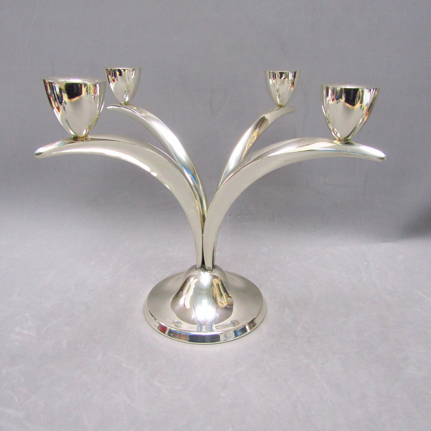 Pareja de candelabros de cuatro luces en Plata de Ley. España, siglo XX. Pareja de candelabros de cuatro luces en Plata de Ley. España, siglo XX.