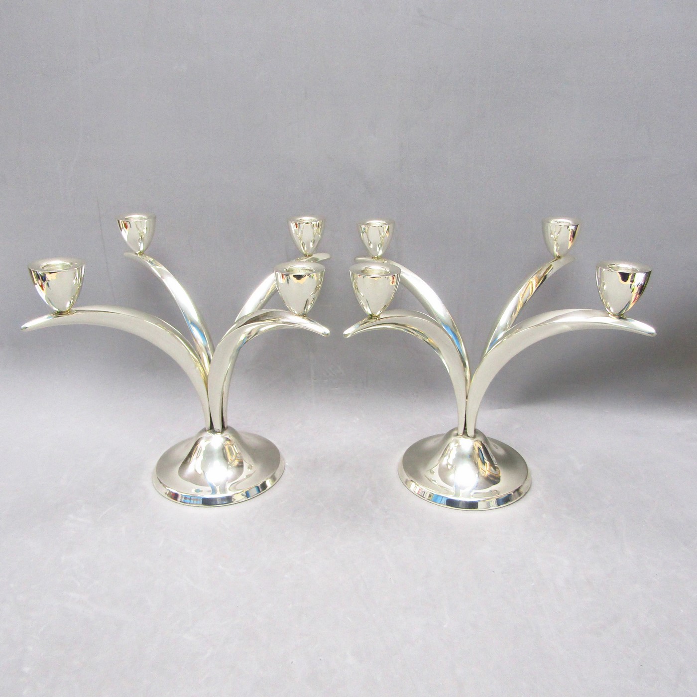 Pareja de candelabros de cuatro luces en Plata de Ley. España, siglo XX. Pareja de candelabros de cuatro luces en Plata de Ley. España, siglo XX.