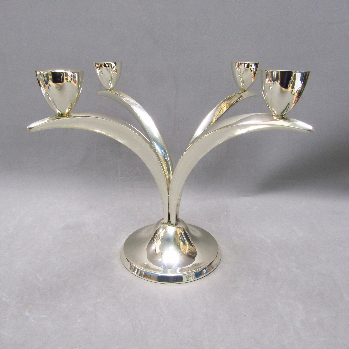 Pareja de candelabros de cuatro luces en Plata de Ley. España, siglo XX. Pareja de candelabros de cuatro luces en Plata de Ley. España, siglo XX.