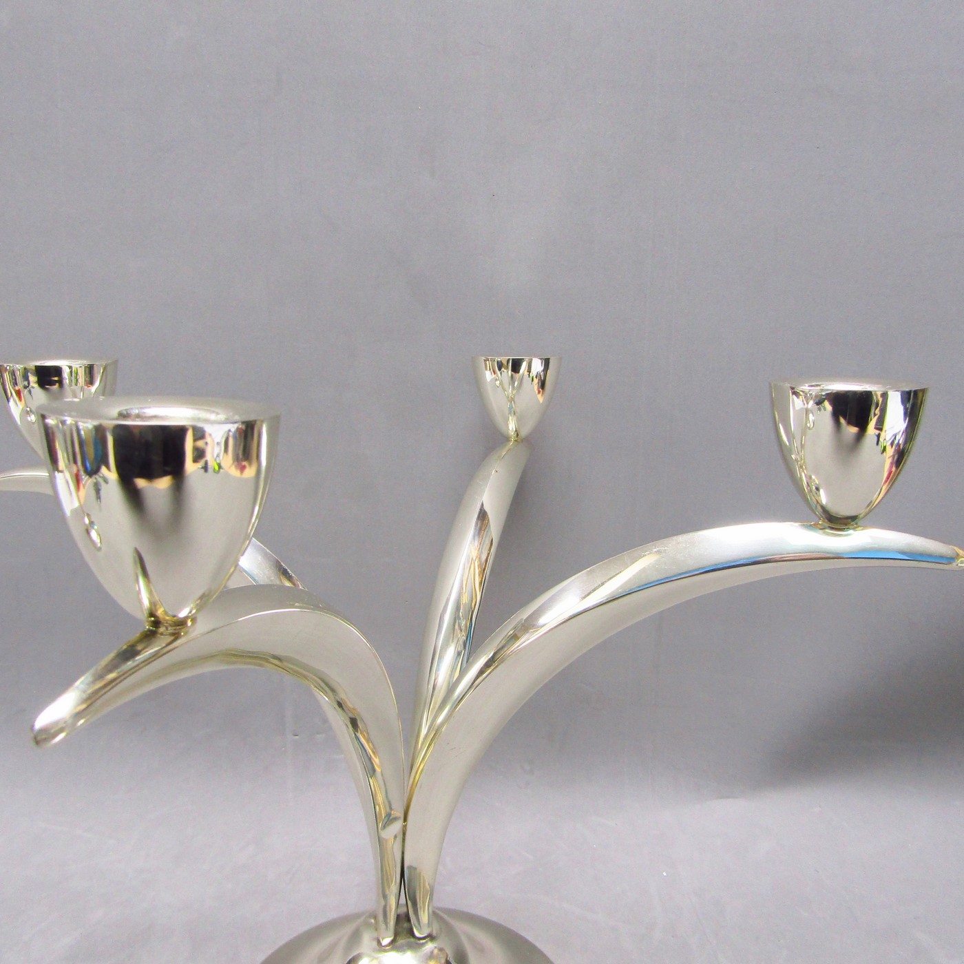 Pareja de candelabros de cuatro luces en Plata de Ley. España, siglo XX. Pareja de candelabros de cuatro luces en Plata de Ley. España, siglo XX.