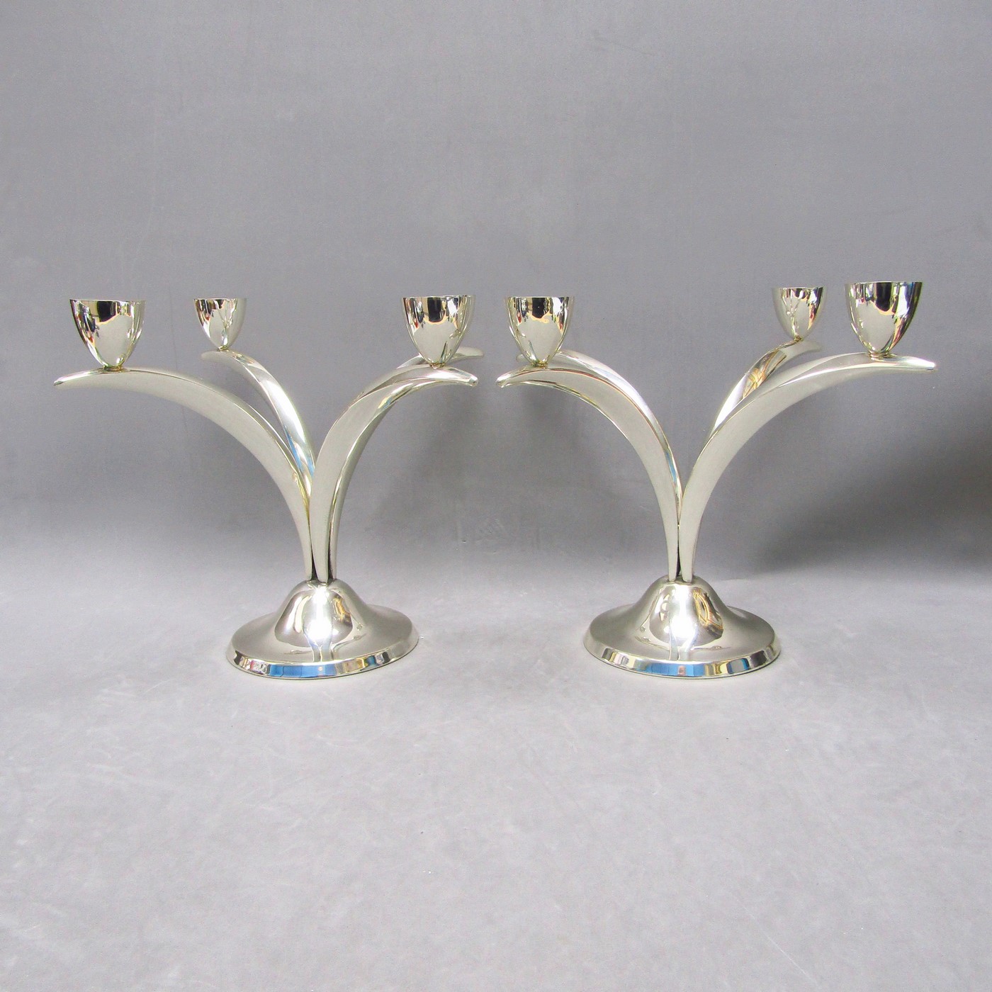 Pareja de candelabros de cuatro luces en Plata de Ley. España, siglo XX. Pareja de candelabros de cuatro luces en Plata de Ley. España, siglo XX.