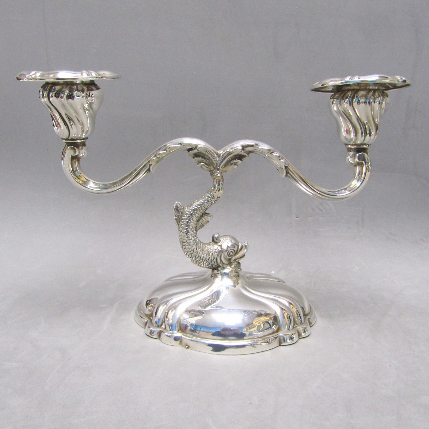 PEDRO DURÁN. Pareja de candelabros de dos luces en Plata de Ley. España, siglo XX. PEDRO DURÁN. Pareja de candelabros de dos luces en Plata de Ley. España, siglo XX.