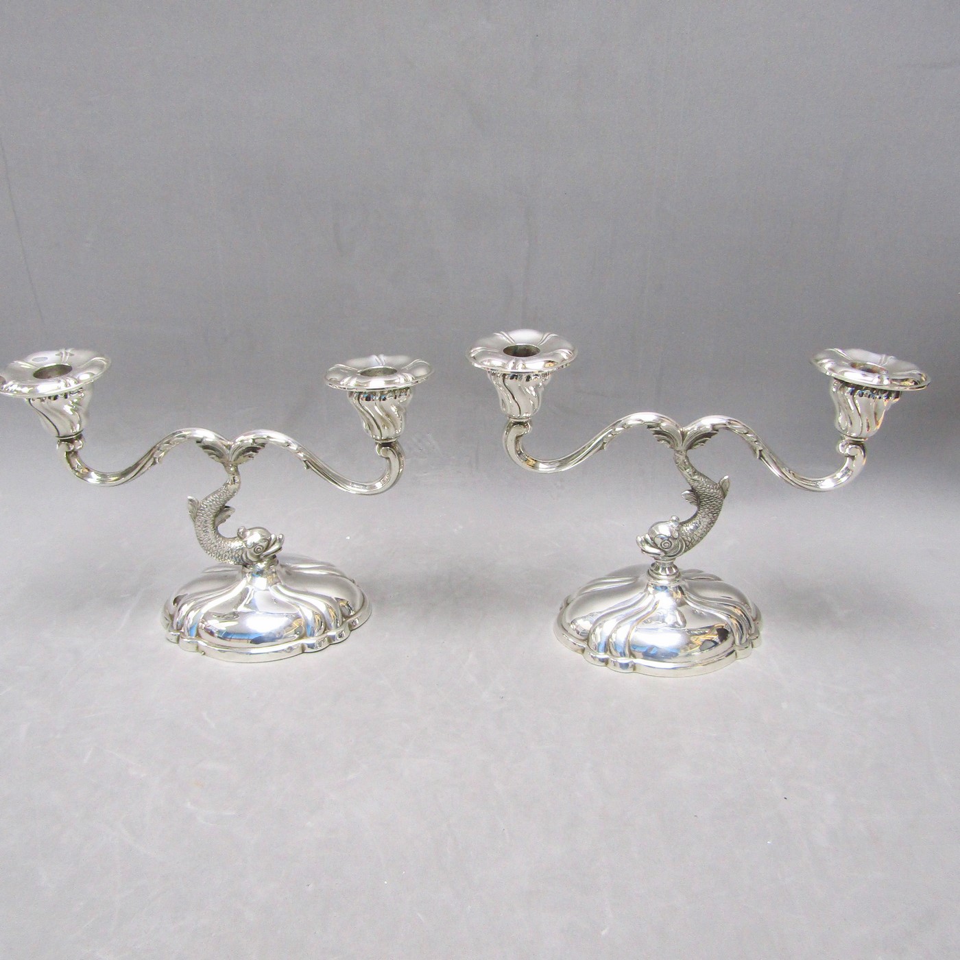PEDRO DURÁN. Pareja de candelabros de dos luces en Plata de Ley. España, siglo XX. PEDRO DURÁN. Pareja de candelabros de dos luces en Plata de Ley. España, siglo XX.