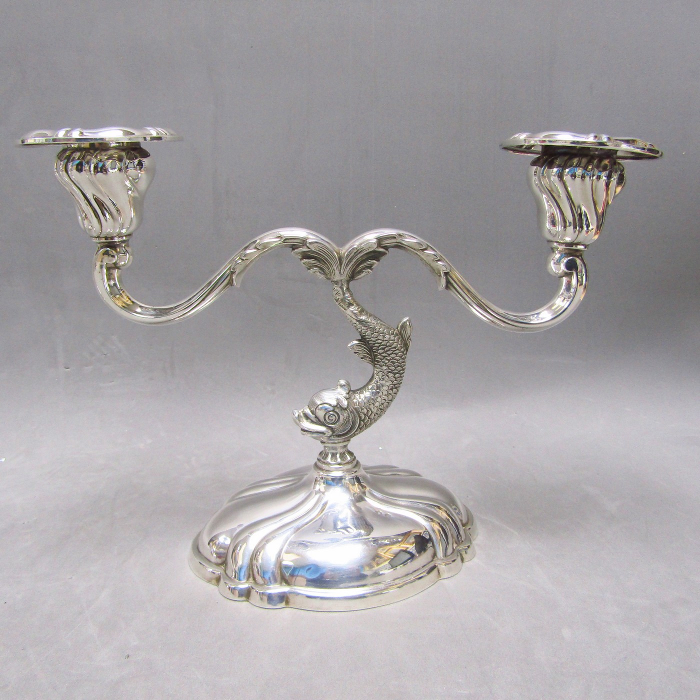 PEDRO DURÁN. Pareja de candelabros de dos luces en Plata de Ley. España, siglo XX. PEDRO DURÁN. Pareja de candelabros de dos luces en Plata de Ley. España, siglo XX.