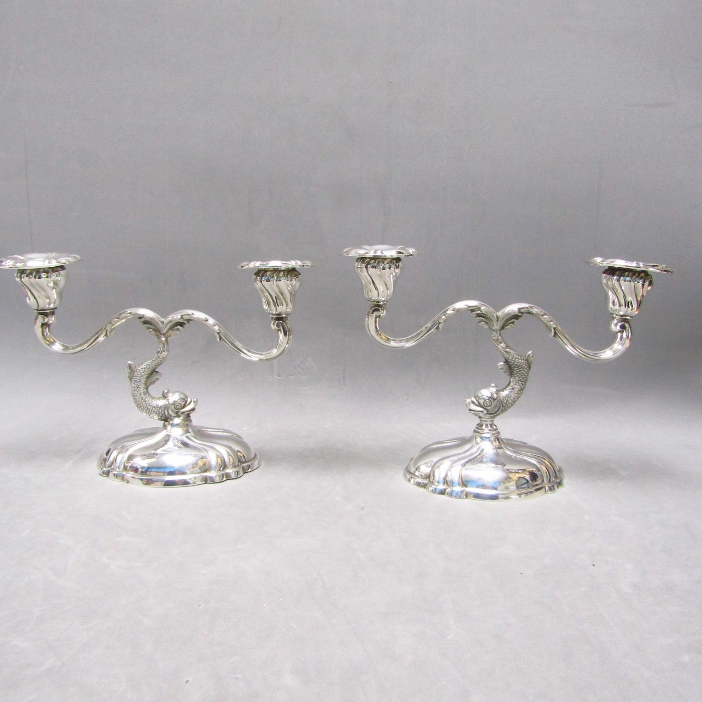 PEDRO DURÁN. Pareja de candelabros de dos luces en Plata de Ley. España, siglo XX. PEDRO DURÁN. Pareja de candelabros de dos luces en Plata de Ley. España, siglo XX.