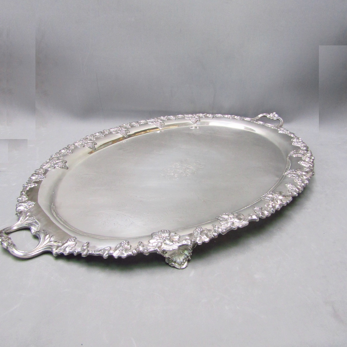 Gran bandeja en metal plateado. España, siglo XX. Gran bandeja en metal plateado. España, siglo XX.