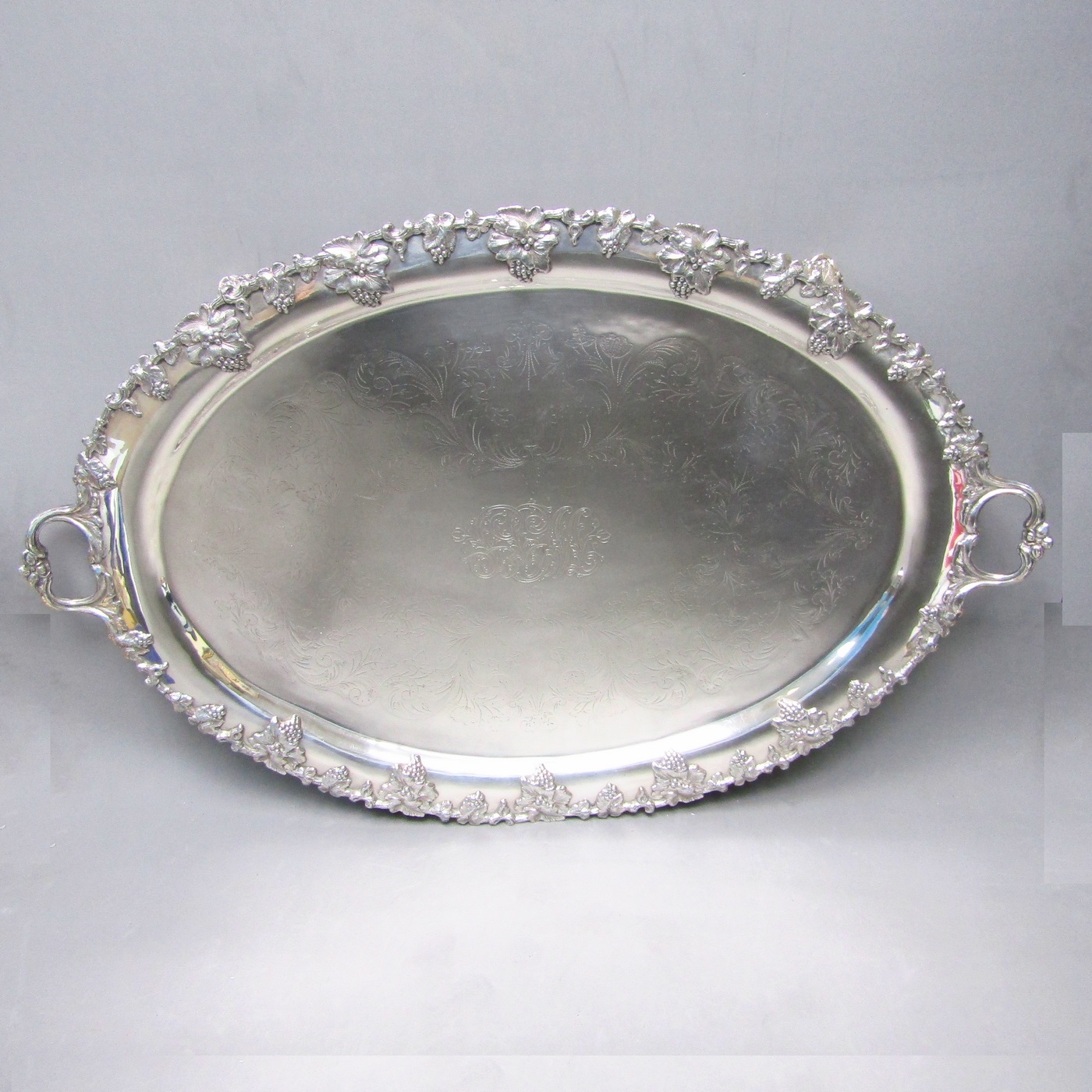Gran bandeja en metal plateado. España, siglo XX. Gran bandeja en metal plateado. España, siglo XX.