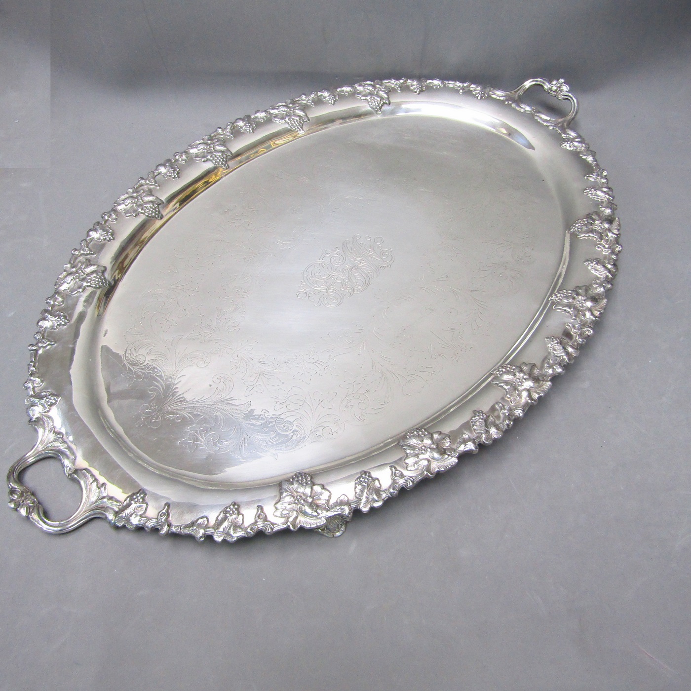 Gran bandeja en metal plateado. España, siglo XX. Gran bandeja en metal plateado. España, siglo XX.