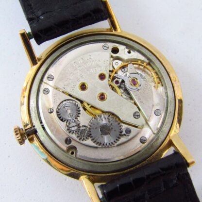 moved. Men's wristwatch. 18k gold. ca. 1960.