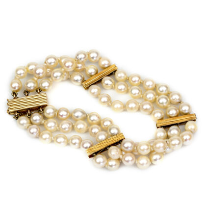 Japanese Akoya Pearl Bracelet. Closure in 18k gold.