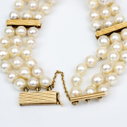 Bracelet japonais en perles d'Akoya. Fermeture en or 18 carats.