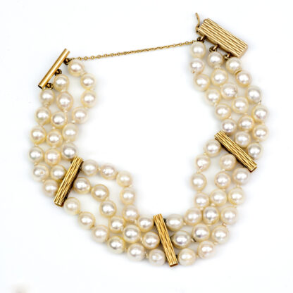 Bracelet japonais en perles d'Akoya. Fermeture en or 18 carats.