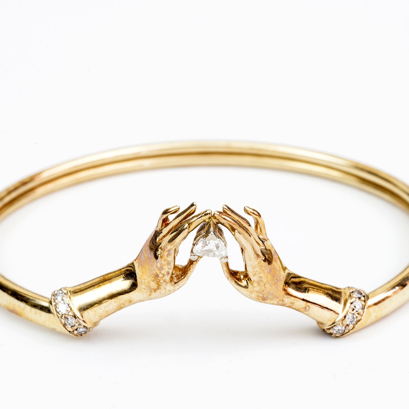 Conjunto de Pulsera, Collar y Pendientes en Oro de 14k, con 4 Diamantes talla Corazón de 0,83 ct. (K-L/SI1-SI2) y 38 diamantes, talla Brillante de 0,57 ct. (H-I/SI). Certificado IGE. 30,49 gr. Conjunto de Pulsera, Collar y Pendientes en Oro de 14k, con 4 Diamantes talla Corazón de 0,83 ct. (K-L/SI1-SI2) y 38 diamantes, talla Brillante de 0,57 ct. (H-I/SI). Certificado IGE. 30,49 gr.