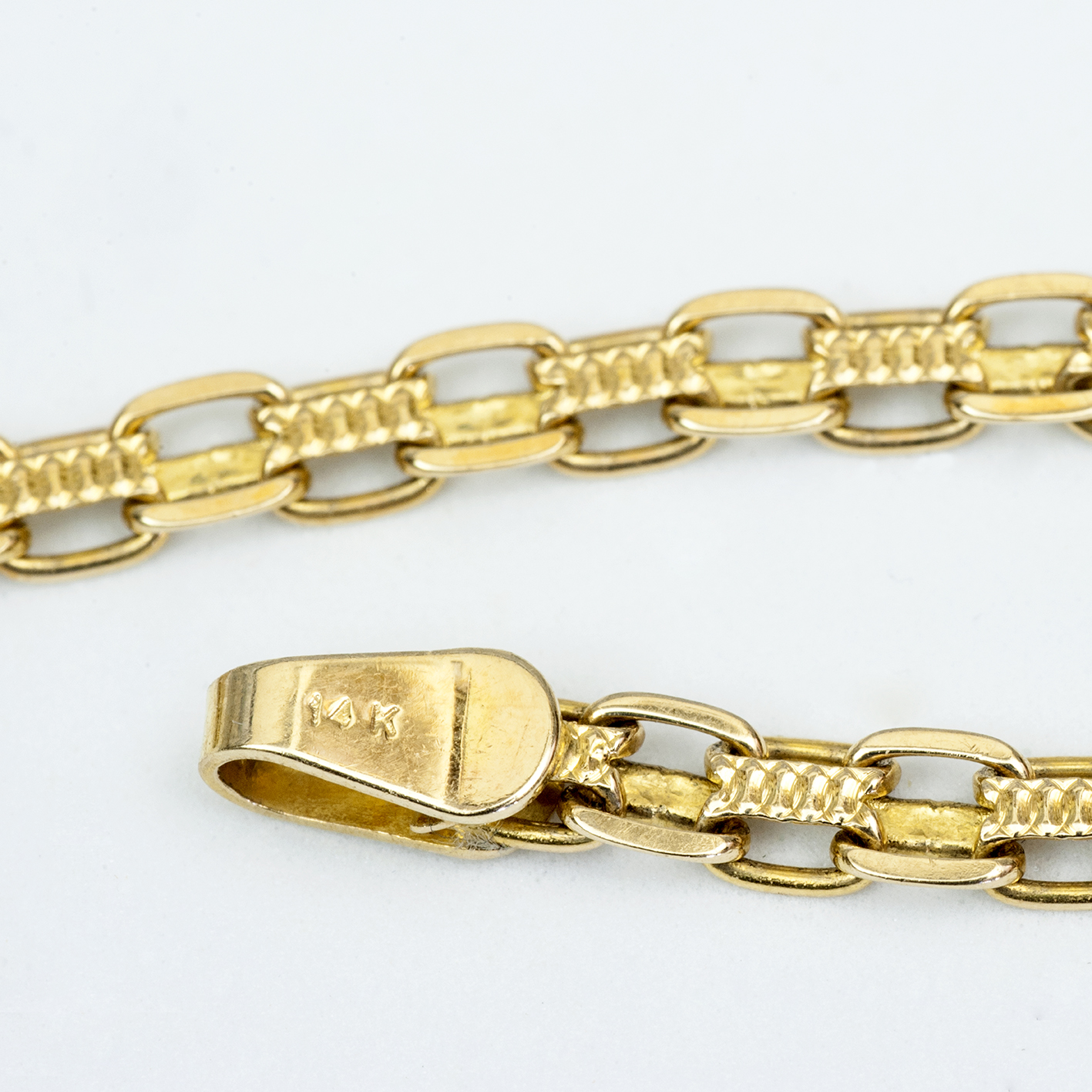 Conjunto de Pulsera, Collar y Pendientes en Oro de 14k, con 4 Diamantes talla Corazón de 0,83 ct. (K-L/SI1-SI2) y 38 diamantes, talla Brillante de 0,57 ct. (H-I/SI). Certificado IGE. 30,49 gr. Conjunto de Pulsera, Collar y Pendientes en Oro de 14k, con 4 Diamantes talla Corazón de 0,83 ct. (K-L/SI1-SI2) y 38 diamantes, talla Brillante de 0,57 ct. (H-I/SI). Certificado IGE. 30,49 gr.