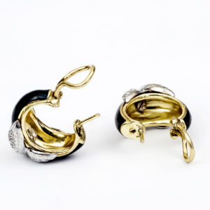 Conjunto de Sortija y Pendientes, en Oro Bicolor, con Esmalte y 102 Diamantes Naturales, de 1,60 ct. total. Color, H-I. Claridad, VS.