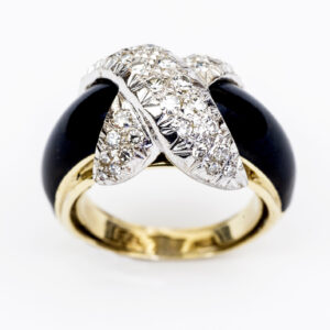 Conjunto de Sortija y Pendientes, en Oro Bicolor, con Esmalte y 102 Diamantes Naturales, de 1,60 ct. total. Color, H-I. Claridad, VS.