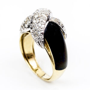 Conjunto de Sortija y Pendientes, en Oro Bicolor, con Esmalte y 102 Diamantes Naturales, de 1,60 ct. total. Color, H-I. Claridad, VS.