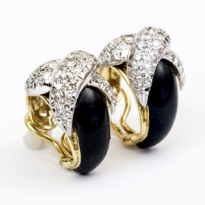 Conjunto de Sortija y Pendientes, en Oro Bicolor, con Esmalte y 102 Diamantes Naturales, de 1,60 ct. total. Color, H-I. Claridad, VS.
