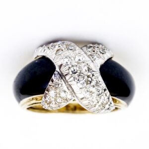 Conjunto de Sortija y Pendientes, en Oro Bicolor, con Esmalte y 102 Diamantes Naturales, de 1,60 ct. total. Color, H-I. Claridad, VS.