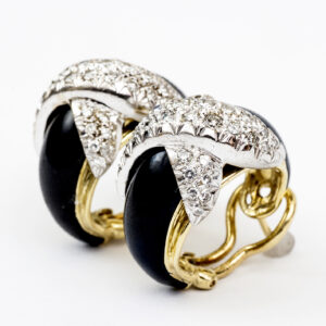 Conjunto de Sortija y Pendientes, en Oro Bicolor, con Esmalte y 102 Diamantes Naturales, de 1,60 ct. total. Color, H-I. Claridad, VS.