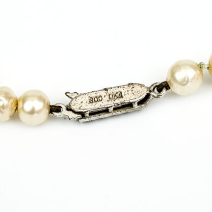 JKA. Halskette mit japanischen Akoya-Perlen. Verschluss in 800 Silber mit 15 Diamanten.