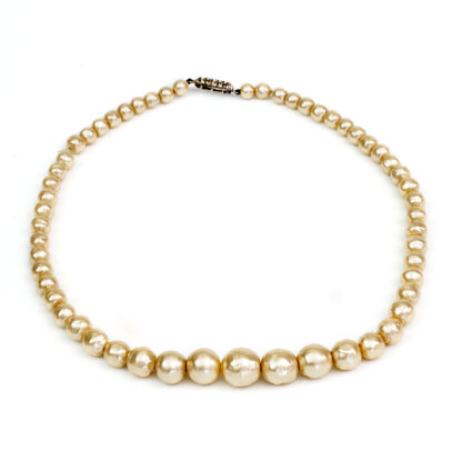 JKA. Halskette mit japanischen Akoya-Perlen. Verschluss in 800 Silber mit 15 Diamanten.