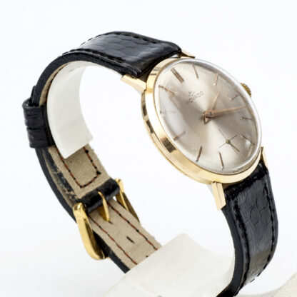 déplacé. Montre-bracelet pour homme. Boîtier en or 18 carats. vers 1960.
