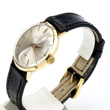 moved. Men's wristwatch. 18k gold case. ca. 1960.