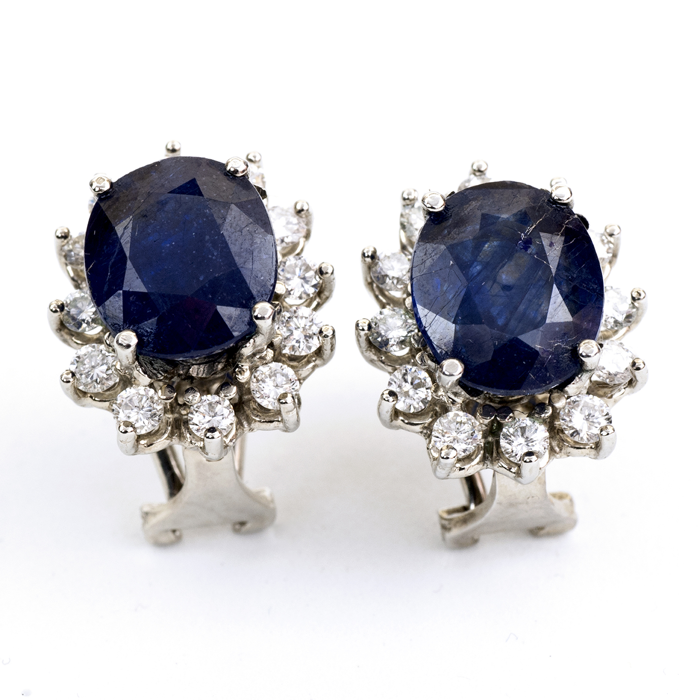 Pendientes en Oro de 18k con Dos Zafiros talla Oval de 3,90 ct y 3,70 ct. y 24 Diamantes talla Brillante de 0,88 ct. (H/SI). Pendientes en Oro de 18k con Dos Zafiros talla Oval de 3,90 ct y 3,70 ct. y 24 Diamantes talla Brillante de 0,88 ct. (H/SI).