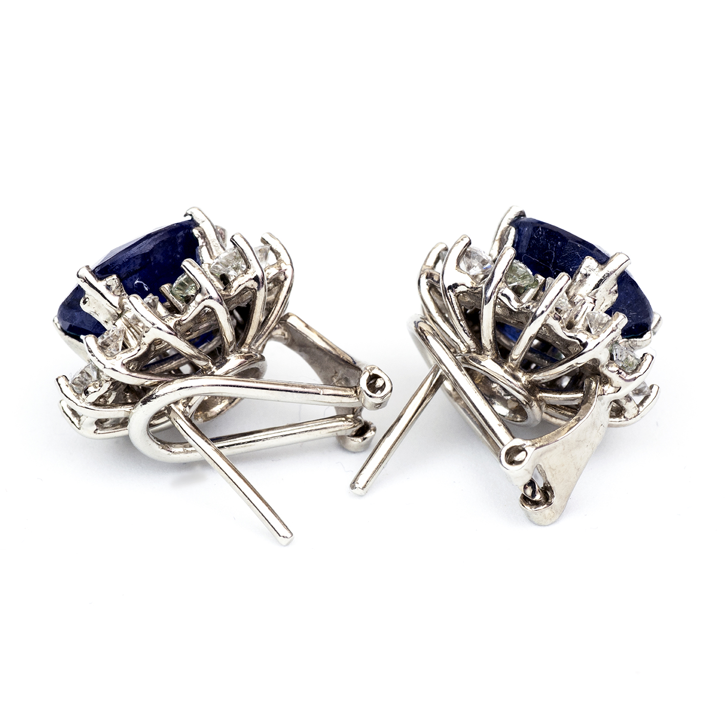 Pendientes en Oro de 18k con Dos Zafiros talla Oval de 3,90 ct y 3,70 ct. y 24 Diamantes talla Brillante de 0,88 ct. (H/SI). Pendientes en Oro de 18k con Dos Zafiros talla Oval de 3,90 ct y 3,70 ct. y 24 Diamantes talla Brillante de 0,88 ct. (H/SI).